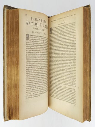 ANTIQUITATUM ROMANARUM CORPUS ABSOLUTISSIMUM, CUM NOTIS DOCTISSIMIS AC LOCUPLETISSIMIS [I. DE PRISCIS ROMAN. GENTIBUS AC FAMILIIS. II. DE TRIBUBUS ROM.. XXXV. RUSTICIS ATQUE URBANIS. III. DE LUDIS FESTISQUE ROM. EX KALENDARIO VETERE. CUM INDICE LOCUP
