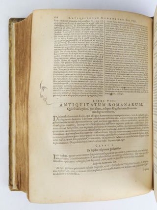 ANTIQUITATUM ROMANARUM CORPUS ABSOLUTISSIMUM, CUM NOTIS DOCTISSIMIS AC LOCUPLETISSIMIS [I. DE PRISCIS ROMAN. GENTIBUS AC FAMILIIS. II. DE TRIBUBUS ROM.. XXXV. RUSTICIS ATQUE URBANIS. III. DE LUDIS FESTISQUE ROM. EX KALENDARIO VETERE. CUM INDICE LOCUP