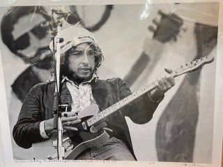 1353273 PHOTO OF BOB DYLAN: Ft Collins, 1976 [Signed by Aronson]. Jerry Aronson