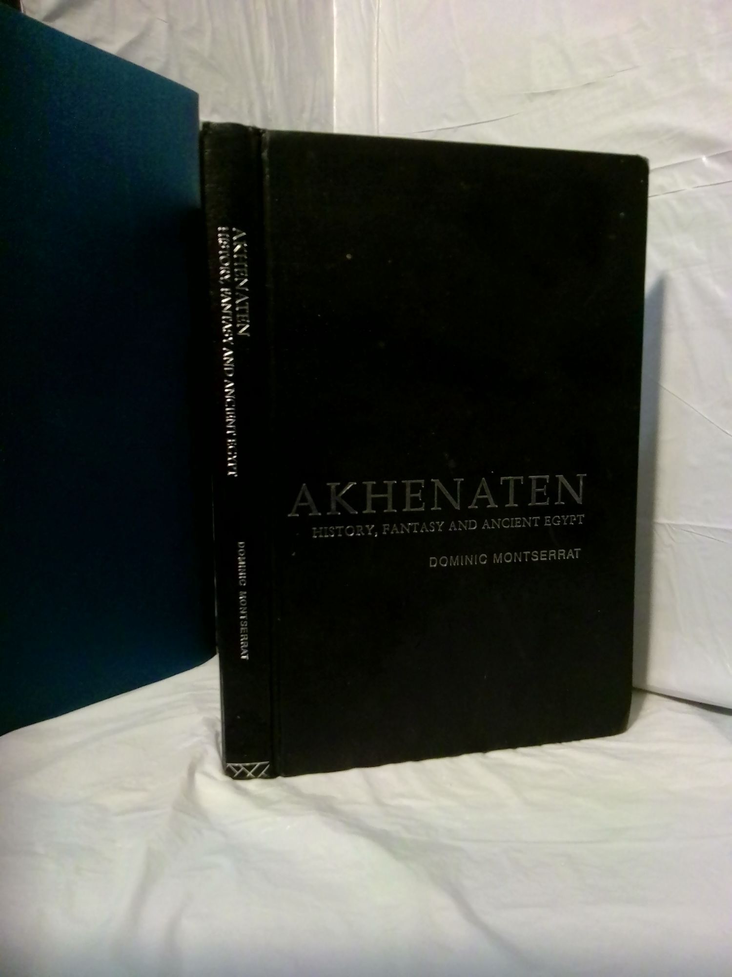 1376467 AKHENATEN: HISTORY, FANTASY AND ANCIENT EGYPT. Dominic Montserrat.