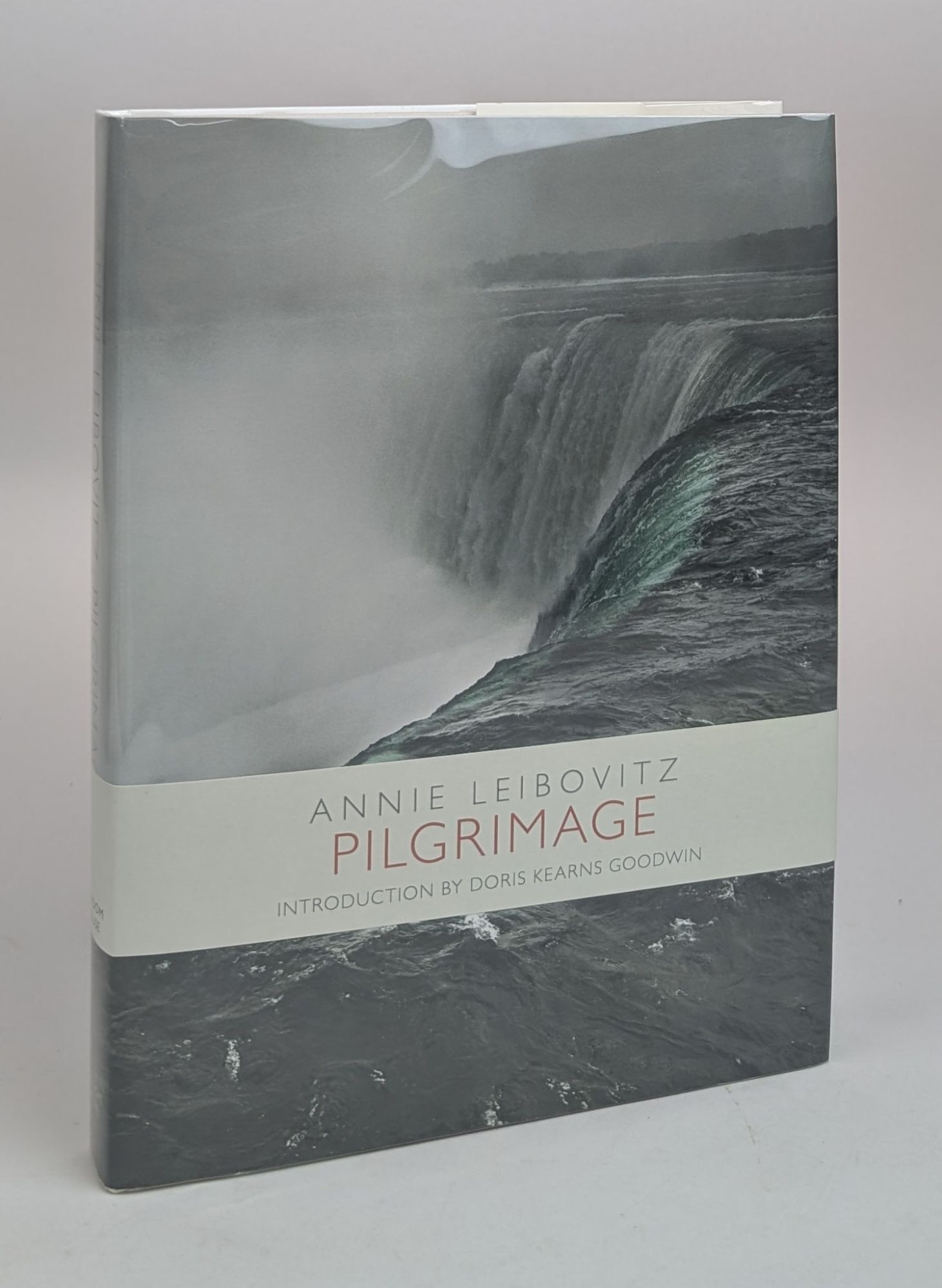 1381733 PILGRIMAGE [Signed]. Annie Leibovitz.