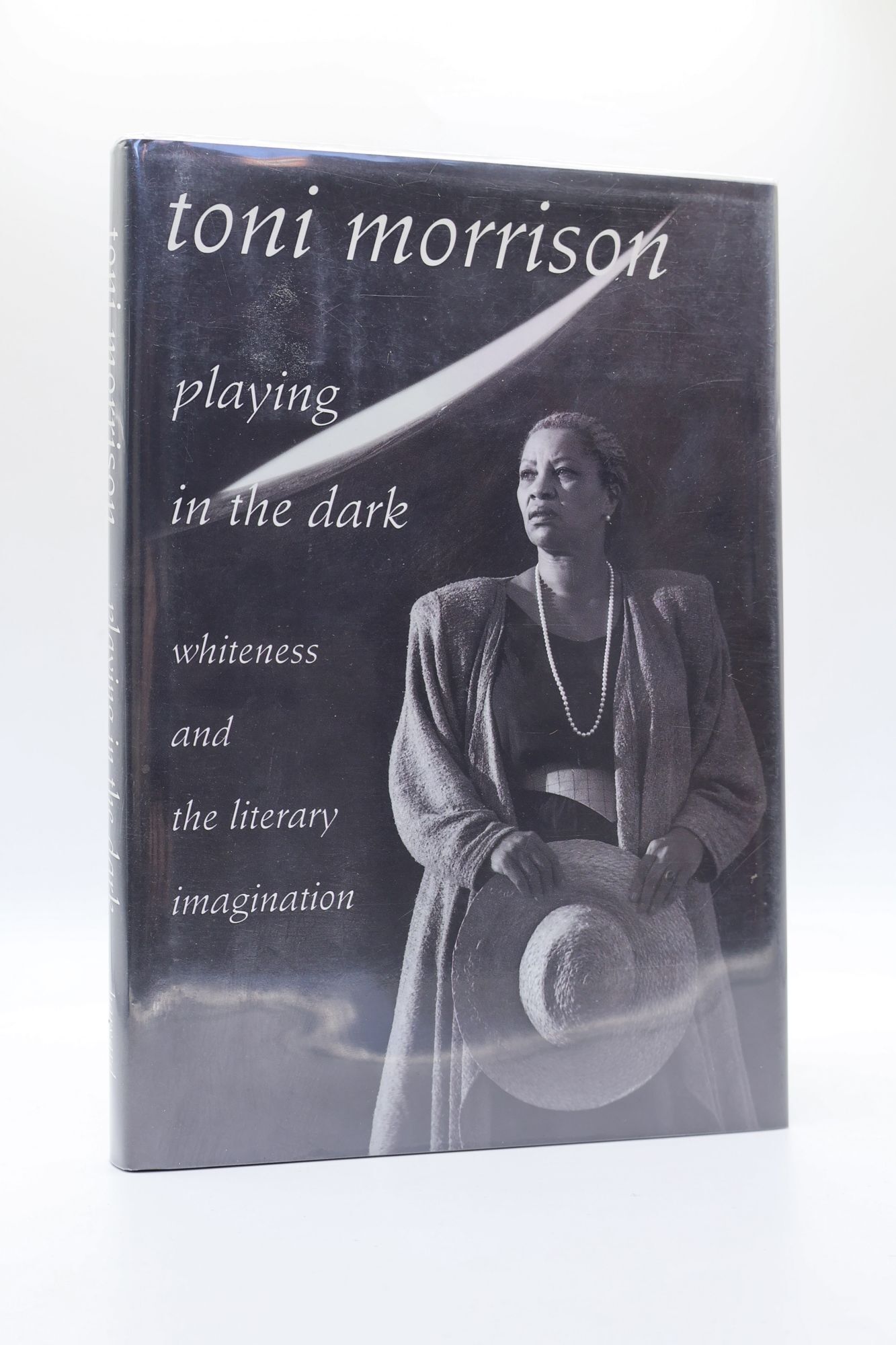 PLAYING IN THE DARK: WHITENESS AND THE LITERARY IMAGINATION Signed