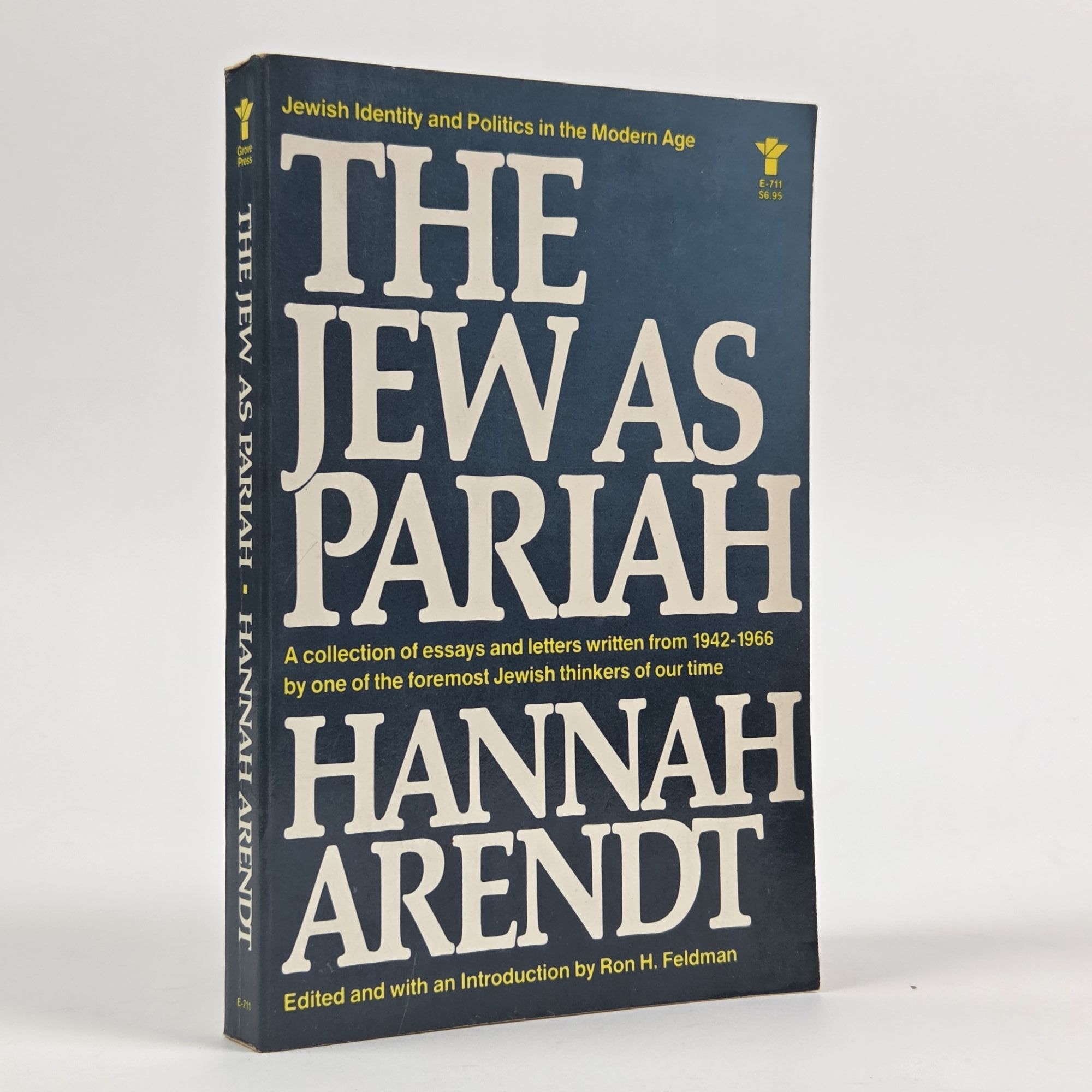 1402593 THE JEW AS PARIAH: JEWISH IDENTITY AND POLITICS IN THE MODERN AGE. Hannah Arendt.