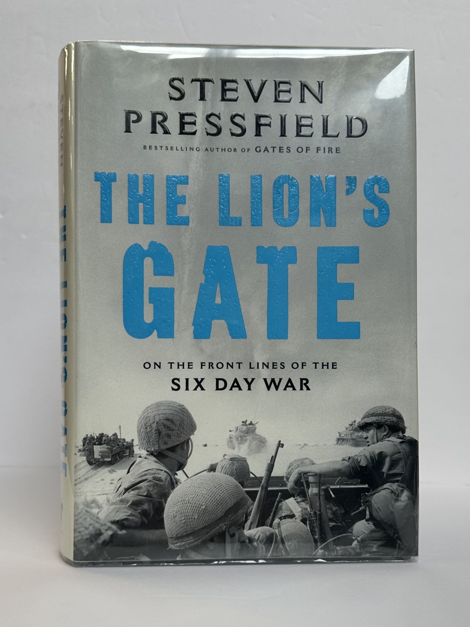 1404225 THE LION'S GATE: ON THE FRONT LINES OF THE SIX DAY WAR [Inscribed]. Steven Pressfield.