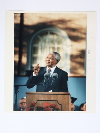 1412774 NELSON MANDELA GIVING SPEECH AT HARVARD UNIVERSITY HONORARY DOCTORATE OF LAW CEREMONY...