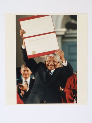 1412865 NELSON MANDELA HOLDING UP HIS HONORARY DOCTORATE DEGREE FROM HARVARD UNIVERSITY...