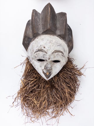 1413626 PUNU-STYLE MASK WITH RAFFIA COLLAR, GABON
