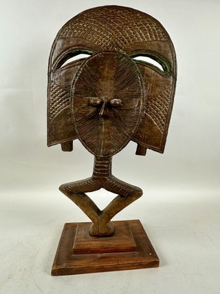 1413811 BAKOTA WOOD AND METAL STRIPS GUARDIAN FIGURE, GABON