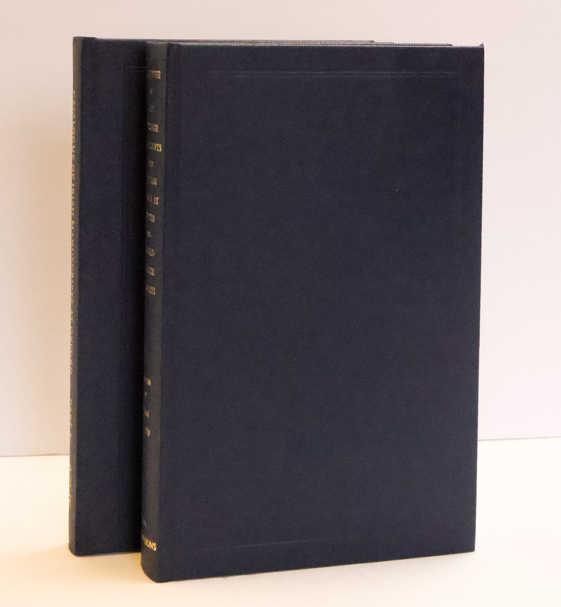 1414871 CATALOGUE OF IRISH LANGUAGE MANUSCRIPTS IN THE BODLEIAN LIBRARY AT OXFORD AND OXFORD COLLEGE LIBRARIES [Two Volumes]. Brian &Oacute; Cu&iacute;v.